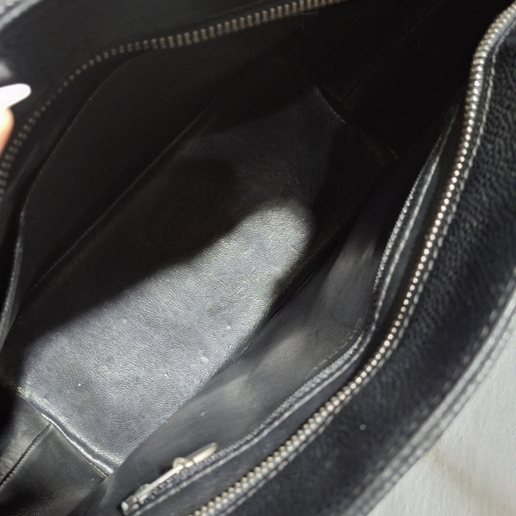 Chanel Black Quilted Shoulder Bag with Iconic CC Logo - Picture 4 of 8